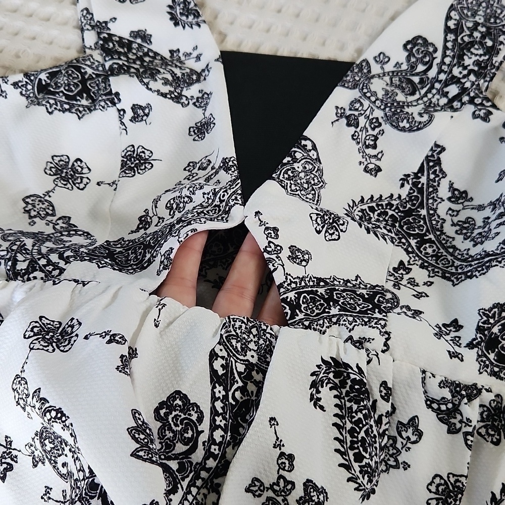 Paisley Black White Cutout sleeveless Blouse Party Elegant - Picture 4 of 11